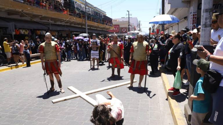 El Viacrucis sorprende a locales y turistas por los latigazos de los guardias romanos durante el recorrido.