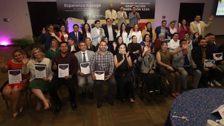 Cuarenta profesionales de áreas económicas y administrativas fueron reconocidos por participar en el Diplomado en Liderazgo con Habilidades Gerenciales.