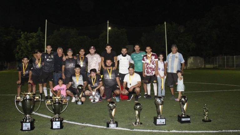 Los equipos ganadores recibieron sus trofeos.