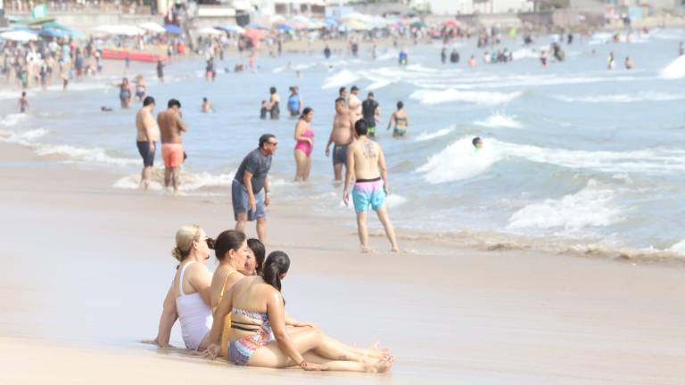 Reportan playas de Mazatlán buena afluencia de bañistas y mar tranquilo durante el domingo