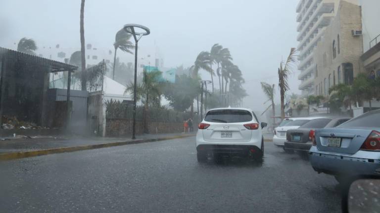 Caen intensas lluvias en Mazatlán y ponen en alerta a vecinos de zonas bajas