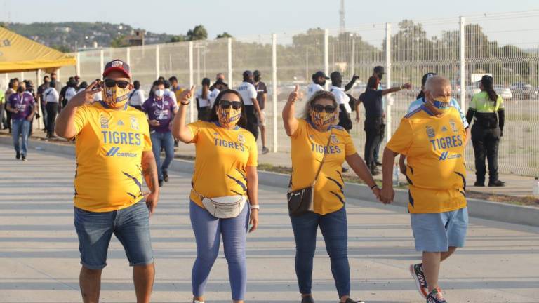 Aficionados de Tigres arriban al Kraken.