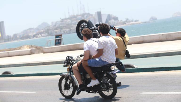 Las acrobacias que realizan los motociclistas participantes de la Semana Internacional de la Moto Mazatlán pueden ponerlos en riesgo de sufrir algún accidente.