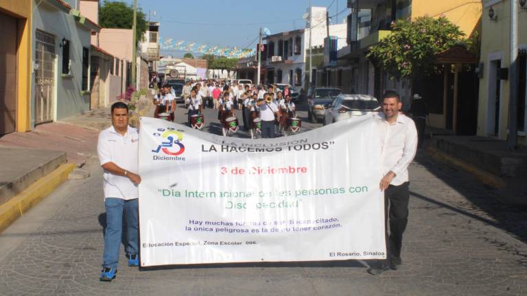 Desfile de diferentes instituciones de Rosario para conmemorar el Día Internacional de las Personas con Discapacidad.