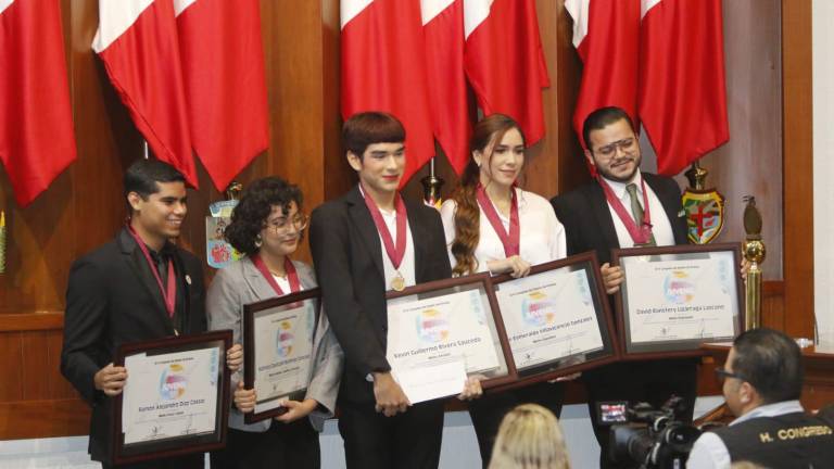 Los jóvenes galardonados con el Premio al Mérito Juvenil 2023 por el Congreso del Estado.