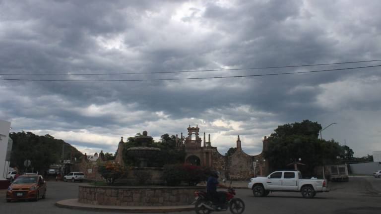 Ligeras lluvias y cielo nublado se ha presentado durante el día en Rosario.