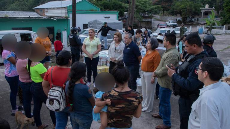 Las personas recibieron despensas con alimento y colchonetas como apoyo.