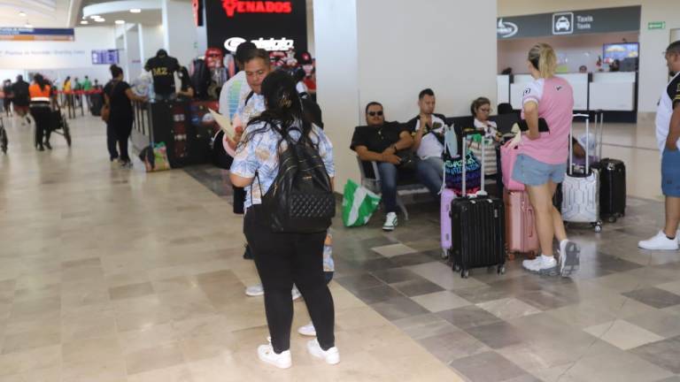 Este lunes en el aeropuerto de Mazatlán se registró más movimiento por la salida de turistas.