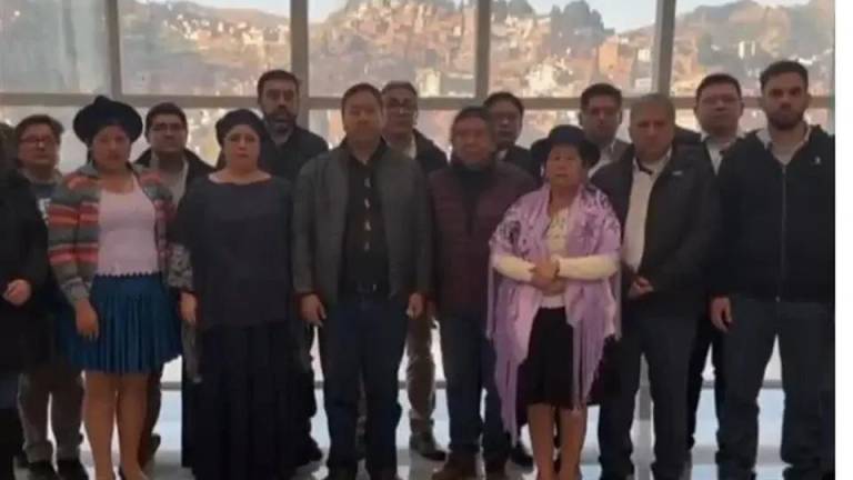 El Presidente de Bolivia Luis Alberto Arce Catacora junto con su equipo de trabajo.