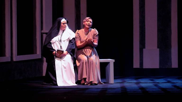 La Superiora y Carmela en plena actuación en la obra ‘Mese Mariano’, que se presentó en Historias Discordantes.