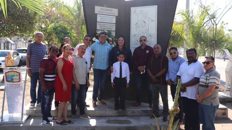 Rinden honores a los maestros de Escuinapa en su monumento
