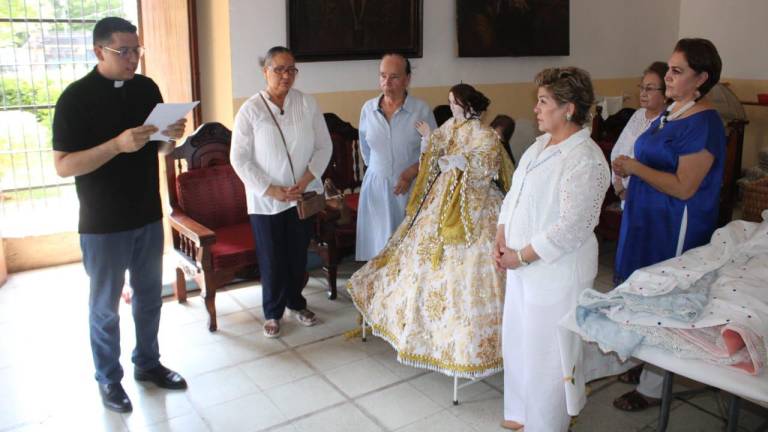 Bendicen y designan a grupo para vestir y cargar a la Virgen del Rosario