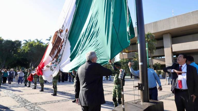 El Gobernador Rubén Rocha Moya encabezó la ceremonia de izamiento de bandera en conmemoración de la Revolución Mexicana.