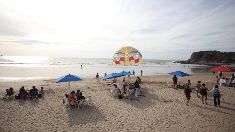 Pocas personas, a comparación de días anteriores, se observan en las playas o en el malecón.