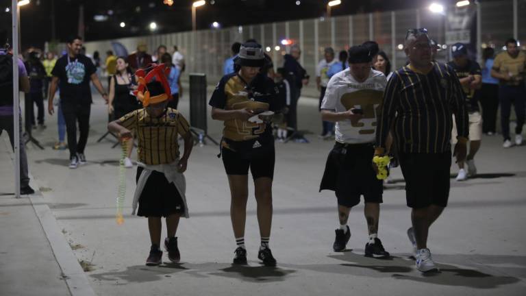 Aficionados de Pumas en Mazatlán.