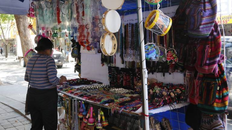 Nadia vende en Culiacán las artesanías que realiza junto a su familia, un legado que ha trascendido por generaciones.