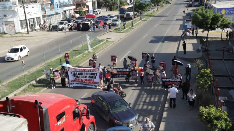 ‘Estamos hartas’; gritan mamás de dos jóvenes desaparecidos en Mazatlán; bloquean ambos sentidos del Libramiento Colosio