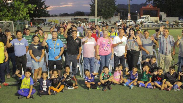 Familias, deportistas y autoridades locales estuvieron presentes en el corte del listón.