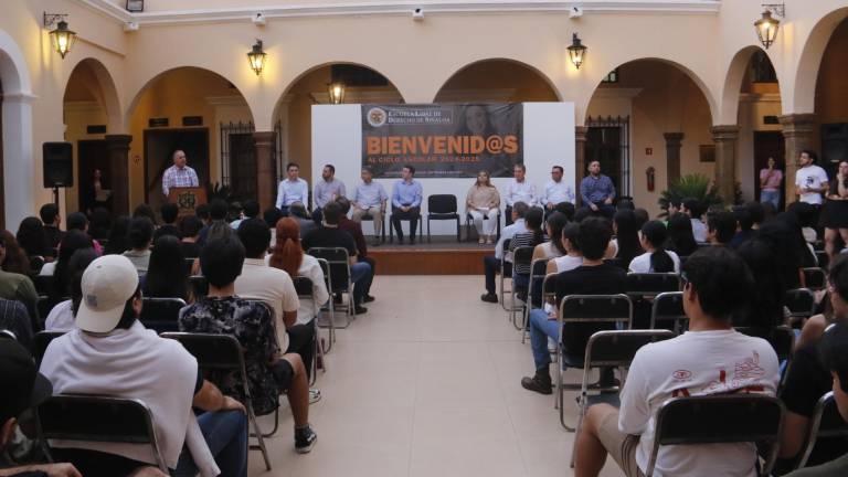 El Rector de la Escuela Libre de Derecho de Sinaloa, Rodolfo Campoy de la Vega, da la bienvenida a los alumnos.