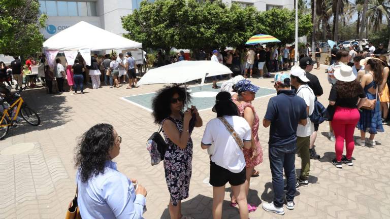 Bajo el sol, cientos de personas esperan su turno para votar en la casilla especial de la Conapesca, en la zona turística de Mazatlán.