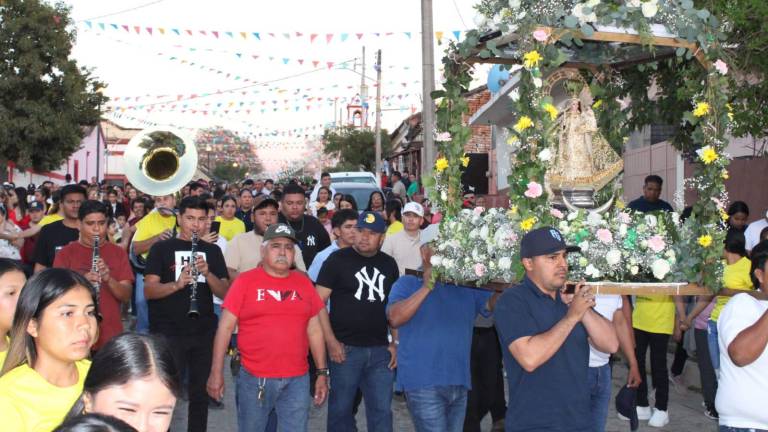 La patrona y sus devotos caminaron por las calles de Matatán.