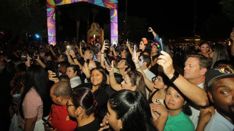 Miles de personas disfrutan la Callejoneada de Día de Muertos en Mazatlán