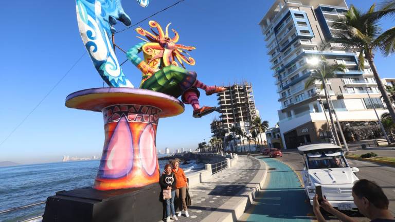 Lucen en el Malecón de Mazatlán 6 de los 11 monigotes del Carnaval