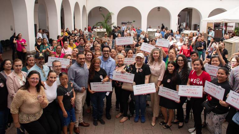 El Alcalde Juan de Dios Gámez entregó los apoyos económicos a mujeres emprendedoras de Culiacán.