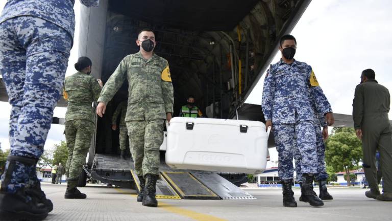 Personal del Ejército y Fuerza Aérea mexicanos traslada las vacunas.