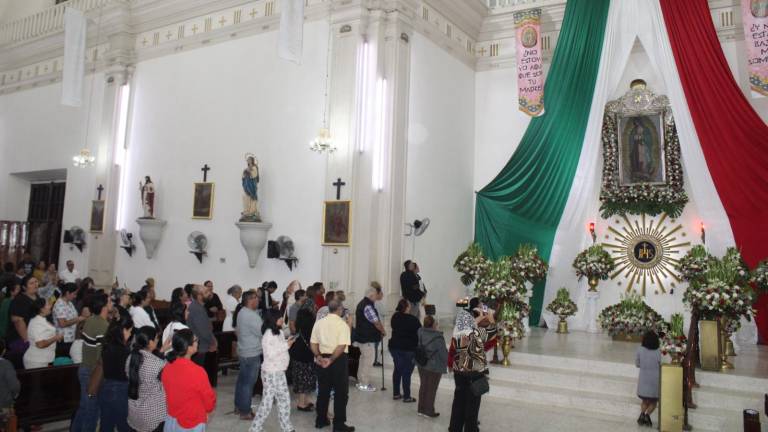 Las Mañanitas y otros cánticos fueron entonadas a la virgen.