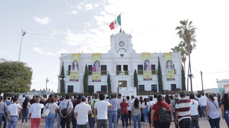 Cientos de personas estuvieron presentes en el izamiento de la bandera.