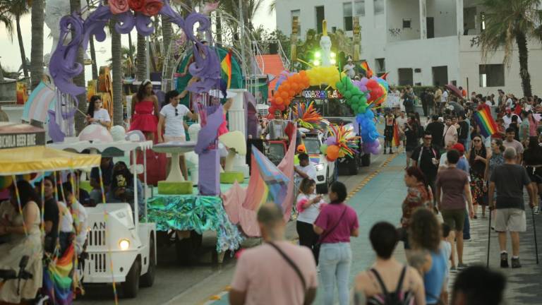 Carros alegóricos y reinas de la Comunidad LGBTQ+ participaron en el desfile.