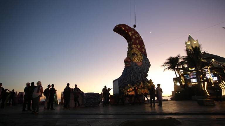 El monigote “Guardián de la Noche”, creado por José Ángel Trujillo y Juan José Boronat, mide casi 12 metros de altura.