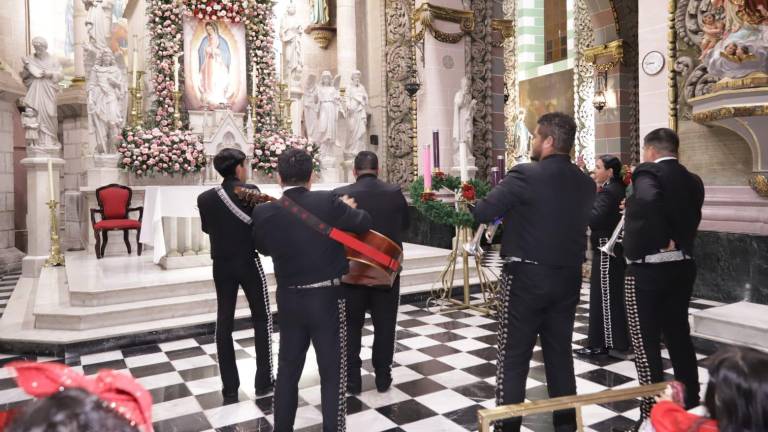 El mariachi entonó “Las Mañanitas” a la Virgen morena.