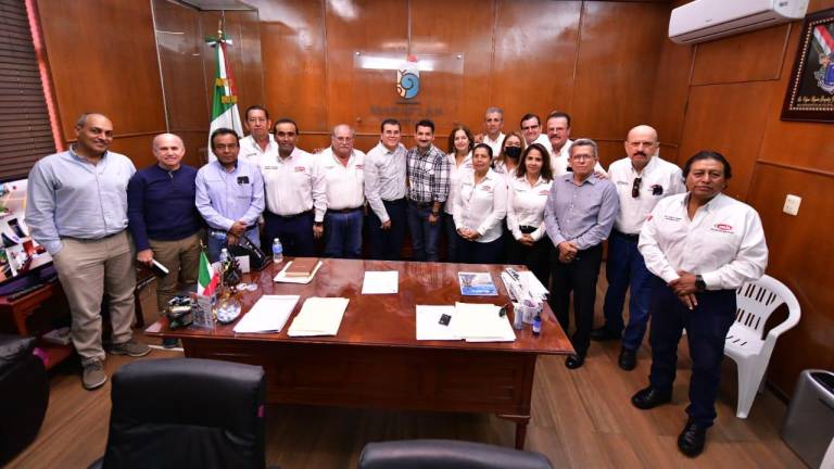 Reunión de los miembros del Comité Directivo de la CMIC, delegación Sinaloa Sur, con el Alcalde Édgar González.