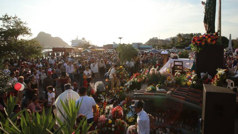 El pueblo mazatleco celebró con misas, peregrinaciones y regalos a la Virgen de Guadalupe.