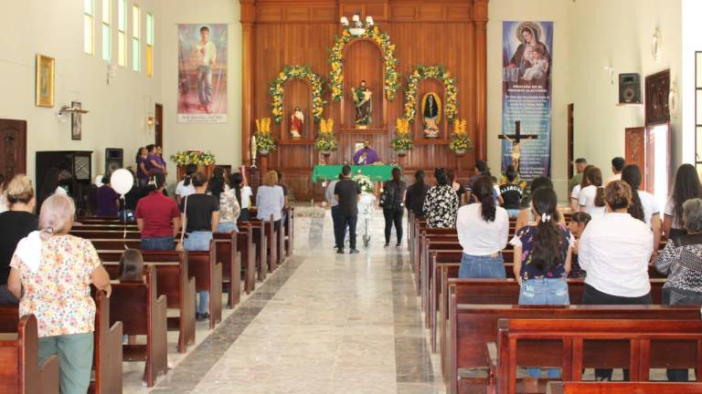 Funeral en la comunidad de Agua Verde, en Rosario, del joven Víctor, quien falleció por supuesto caso de dengue.