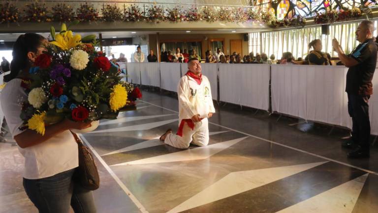 Personas suben de rodillas al templo de La Lomita como pago de una manda.