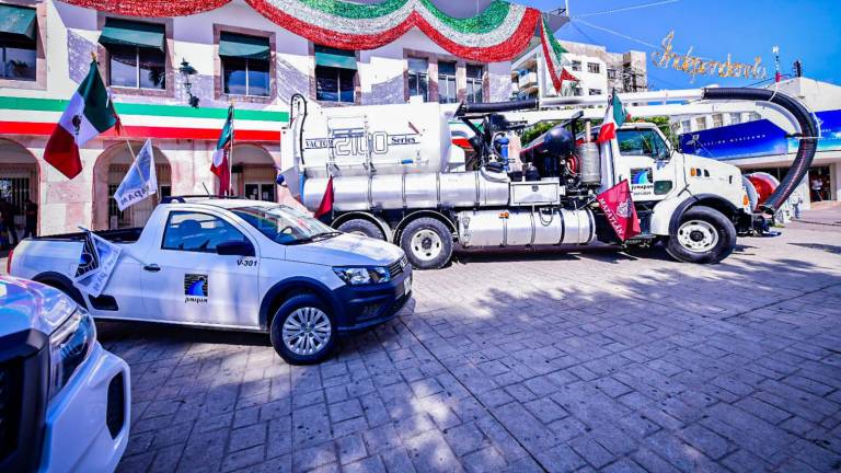 Un camión tipo sewer y dos camionetas fueron entregados a la Jumapam.