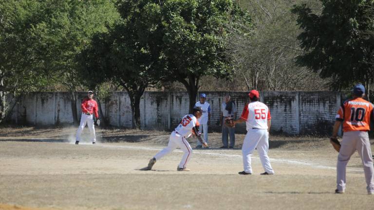 Una intensa jornada beisbolera se vivió en el Chololos.