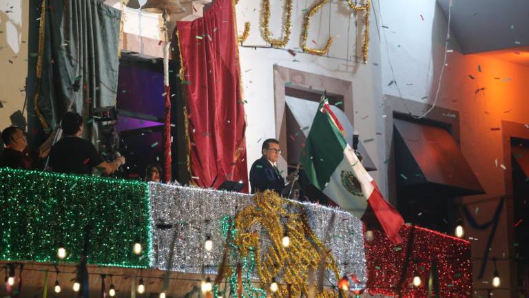 Édgar González Zataráin salió solo al balcón a dar el grito y ondear la bandera.