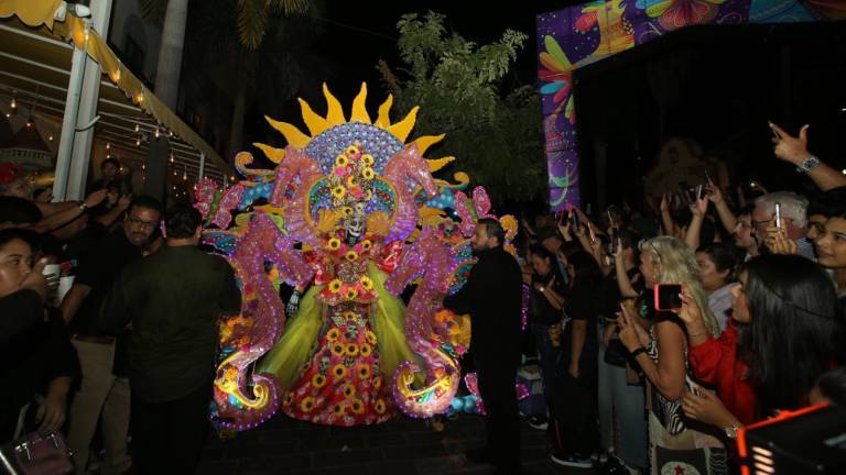 Más de 50 mil personas asistieron a la Callejoneada de Día de Muertos en Mazatlán.