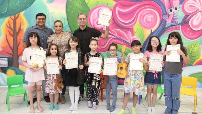 Participantes del curso de verano ‘Ukelibros’ reciben su diploma.