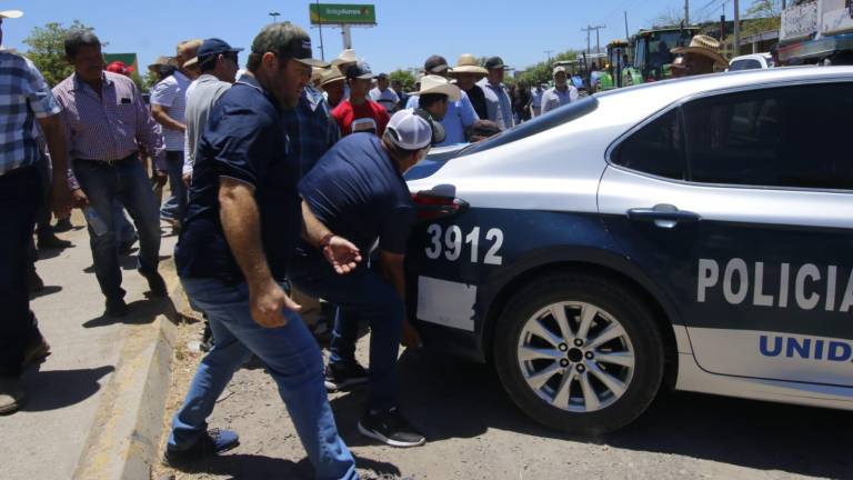 Toman productores agrícolas instalaciones de Pemex en Culiacán