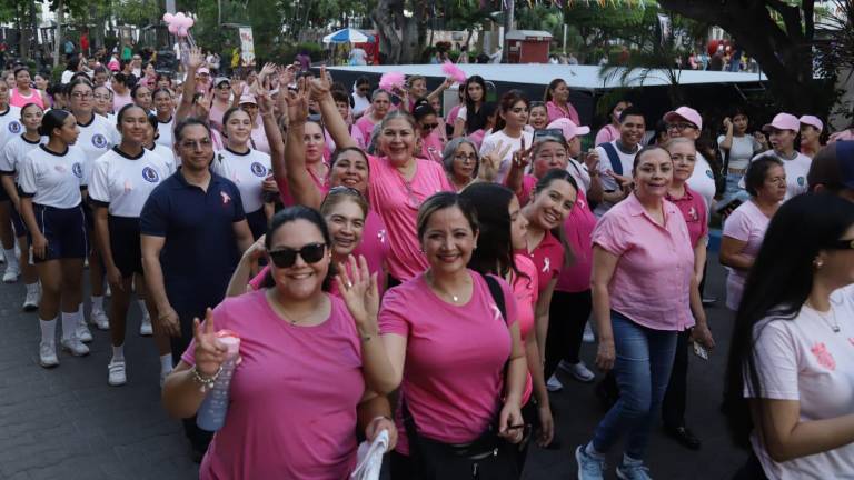 Los participantes en la Caminata Rosa por la Paz y la Salud de las Mujeres marcharon de la Plazuela República al Monumento a la Mujer Mazatleca.