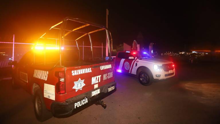 Personal de emergencia rescatan el cuerpo de un turista ahogado en playas de Mazatlán.