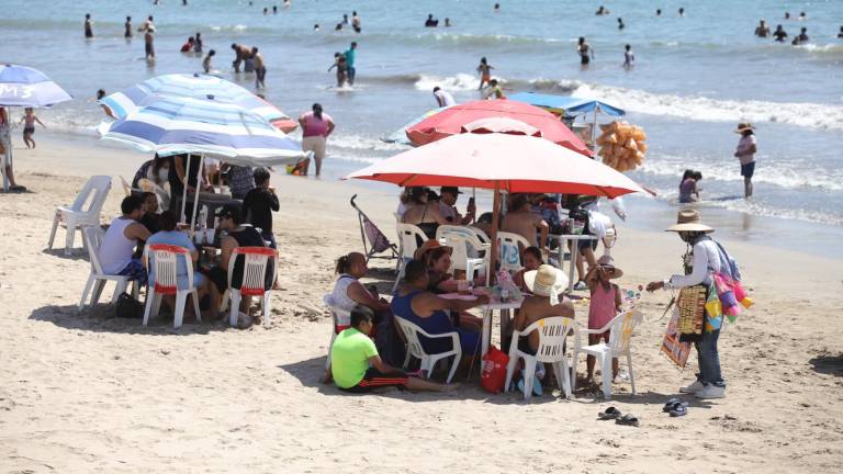 Turistas y locales disfrutan de las playas de Mazatlán.