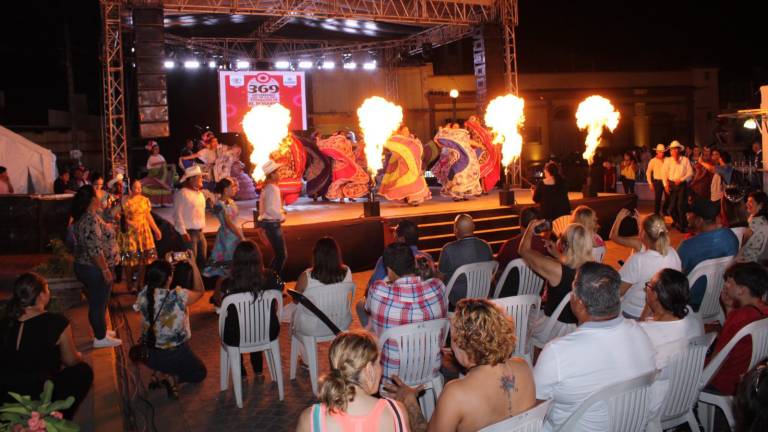 Con el espectáculo “De la sierra a la costa” los rosarenses celebraron los 369 años de fundación.