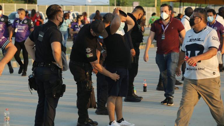 Policías revisan al ingreso al Kraken.