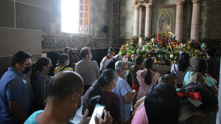 Al término de la misa, los asistentes aprovecharon la ocasión para rezarle a su Santa Madre.